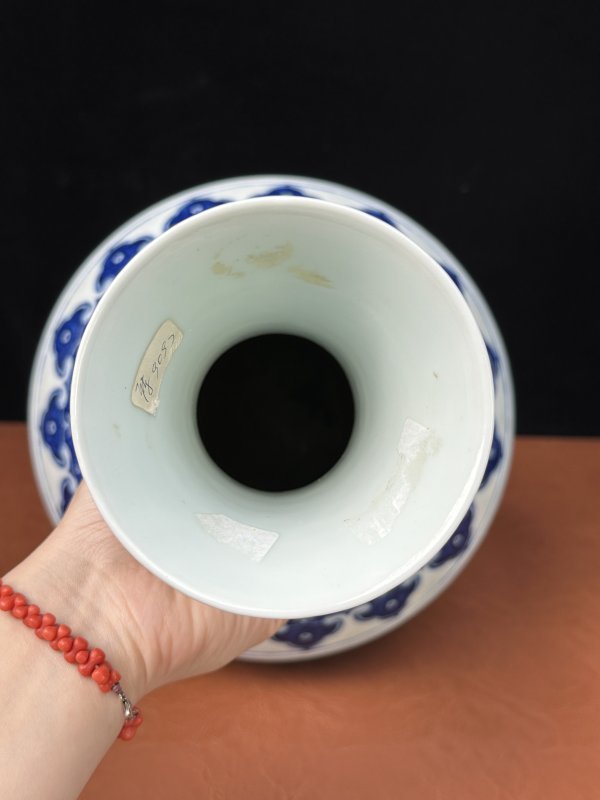 清光绪 青花缠枝莲纹赏瓶一对 - 图13