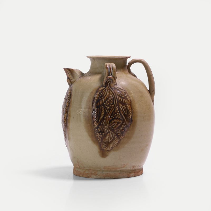 唐 长沙窑褐斑贴花椰枣纹执壶 | A Chinese Changsha amber and straw-glazed stoneware ewer Tang dynasty (618-907), the baluster-shaped body rising to a short waisted neck with a flared rim - 图1