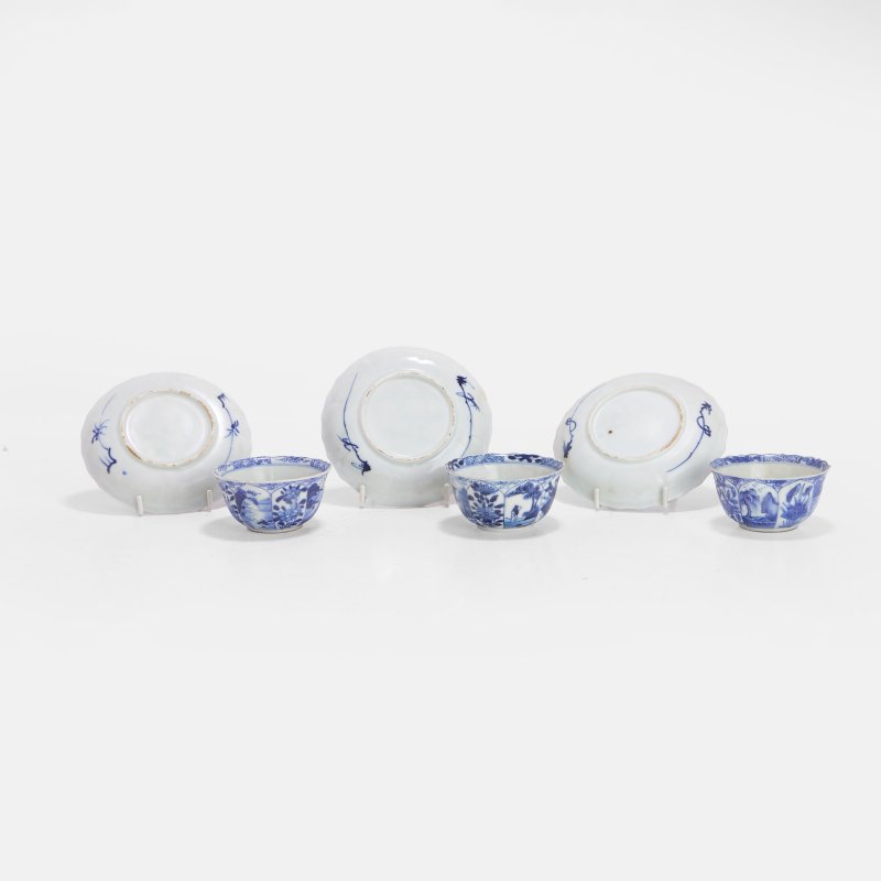 清十八世纪 青花松鹿纹茶杯及碟 | Three Chinese blue and white teacups and saucers 18th century, each of lobed form - 图2