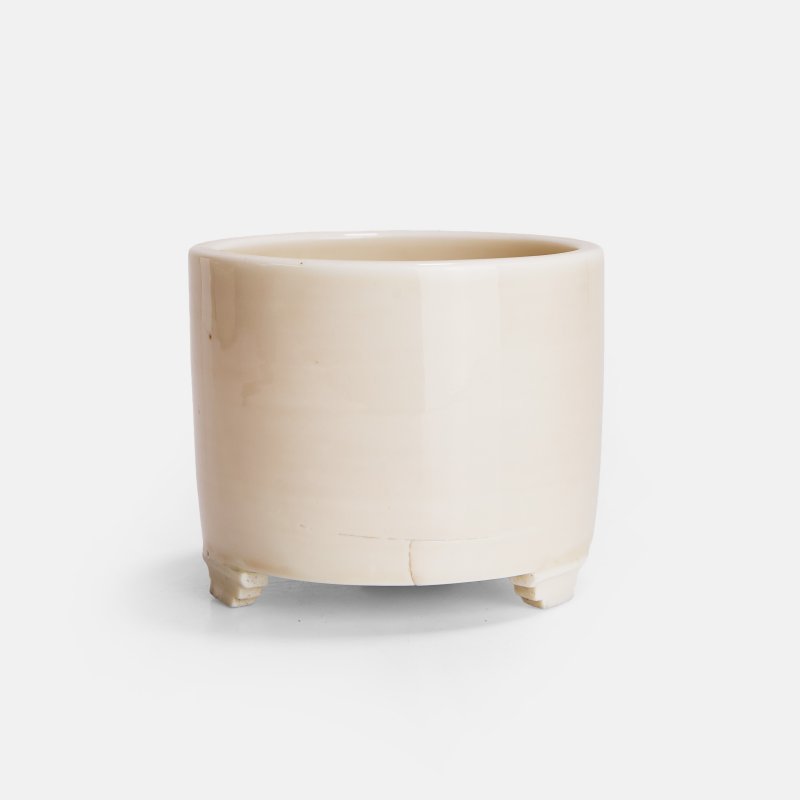 清中期 德化白釉三足炉 | A Chinese blanc de Chine incense burner mid-Qing dynasty, of cylindrical form on three bracket feet - 图2