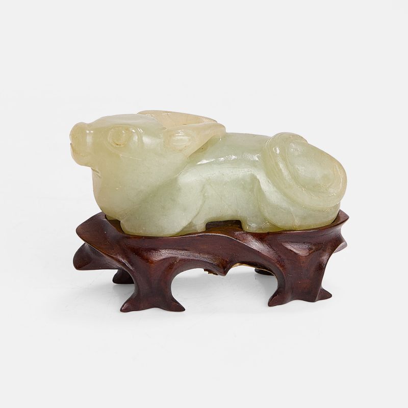 清 玉牛摆件 连木底座 | A Chinese jade carving Qing dynasty (1644-1911), of a recumbent buffalo - 图2