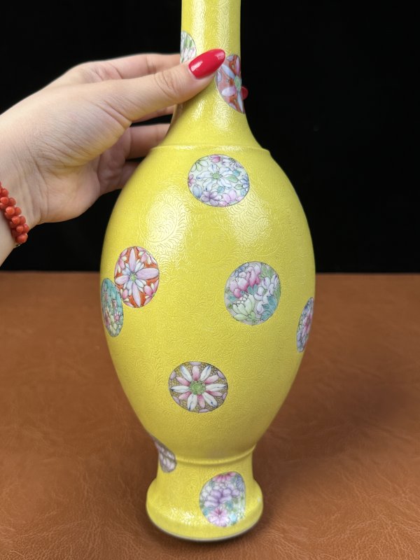 民国 黄地轧道粉彩皮球花橄榄瓶 - 图4