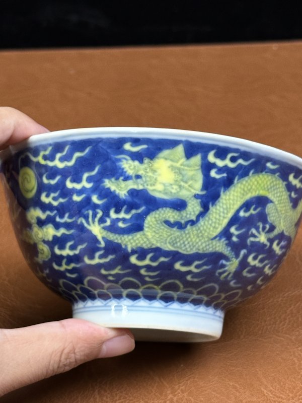 清乾隆 青花地黄彩龙纹碗 - 图8