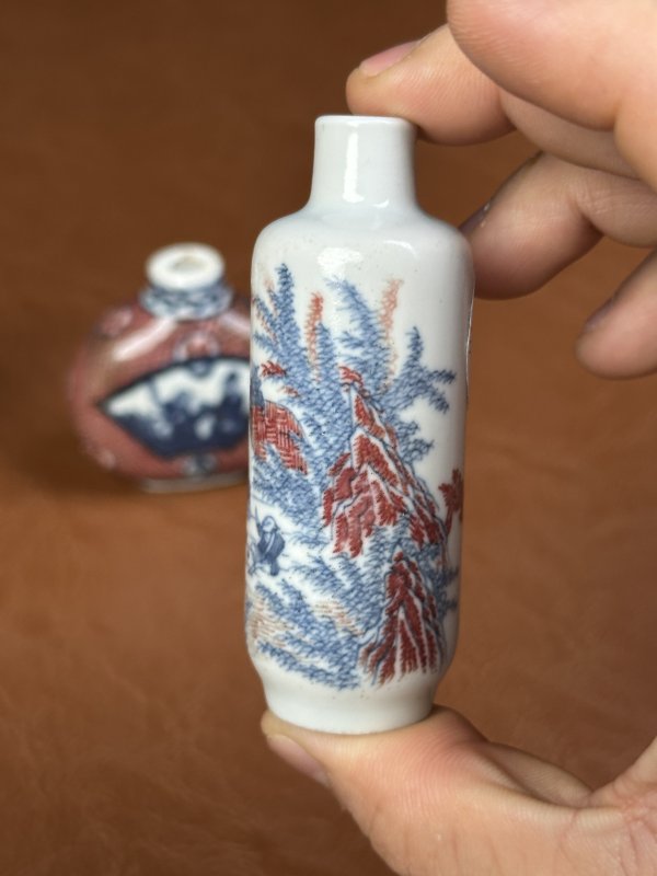 清中期  青花釉里红人物鼻烟壶三只 - 图5