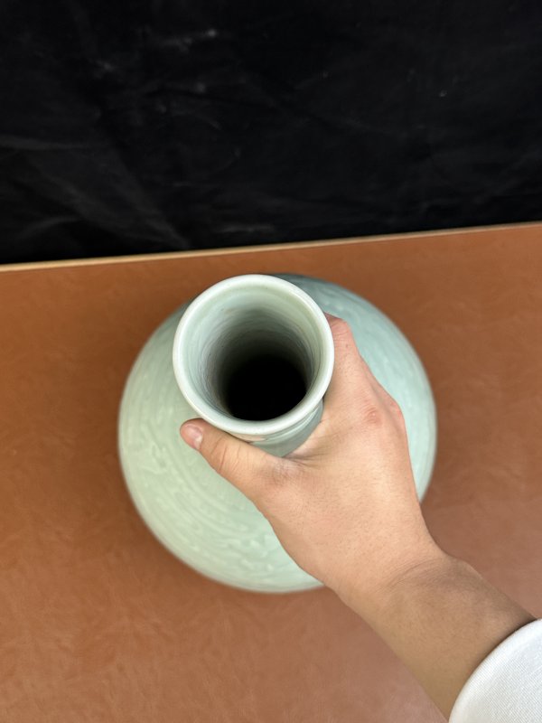 清乾隆 粉青釉模印云蝠纹胆瓶 - 图9