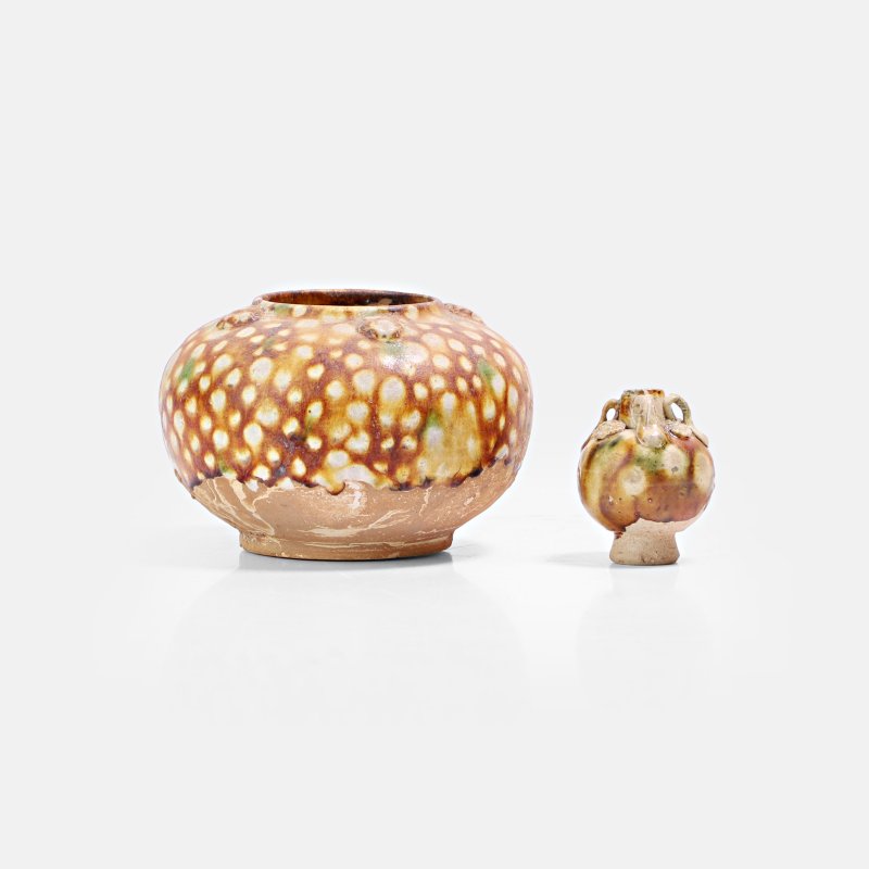 唐 三彩罐 一组两件 | Two Chinese sancai-glazed earthenware Tang dynasty (618-907), one ovoid jar with four studs to the shoulder - 图2