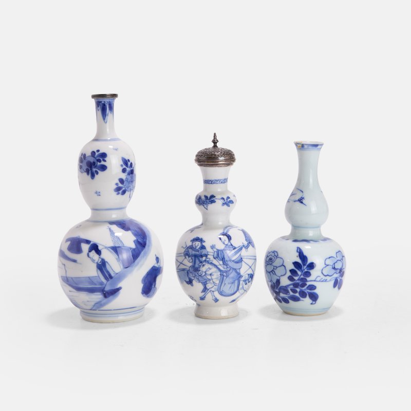 清康熙 青花葫芦瓶 一组三件 | Three Chinese blue and white double-gourd vases Kangxi (1662-1722), painted with ladies