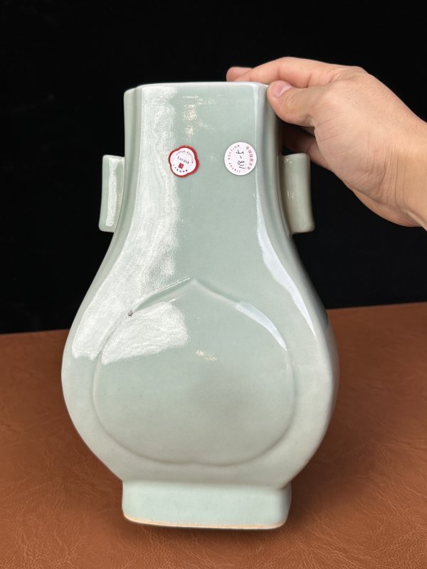 清光绪 粉青釉杏圆贯耳瓶 - 图5