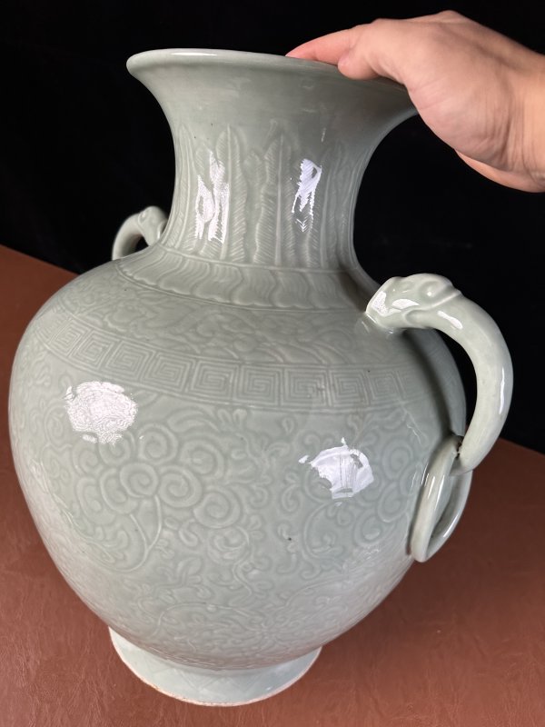 清中期 青釉暗刻缠枝花卉纹双耳瓶 - 图8