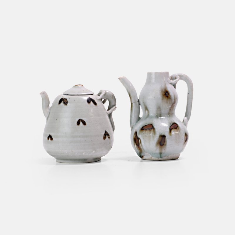 元 青白釉铁斑水注 一组两件 | Two Chinese iron-spot-decorated qingbai-glazed ewers Yuan dynasty (1271-1368), one in the shape of a double gourd - 图1