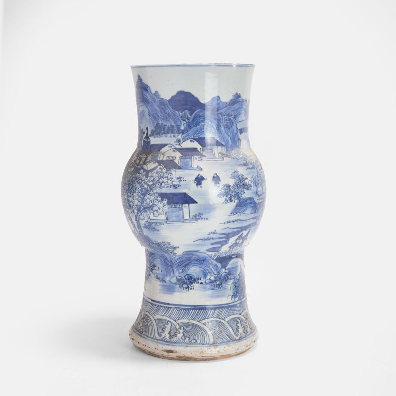 清康熙 青花山水图花觚 | A Chinese blue and white gu vase Kangxi (1662-1722), in the archaic bronze form - 图2