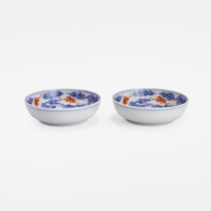 清光绪 青花矾红彩云蝠纹碟 《大清光绪年制》青花楷书款 一对 | A pair of Chinese iron-red and underglaze-blue saucers Guangxu (1875-1908), each with deep rounded sides rising from a circular foot - 图2