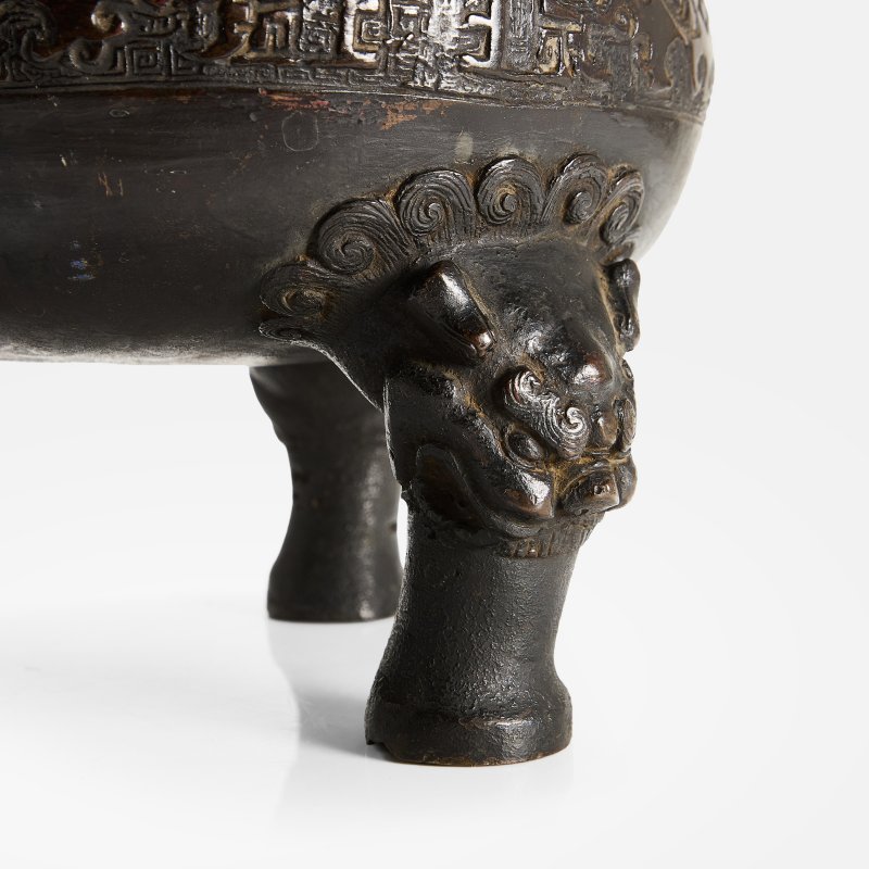 明 铜兽面纹朝冠耳三足炉 | A Chinese bronze tripod incense burner Ming dynasty (1368-1644), heavily cast