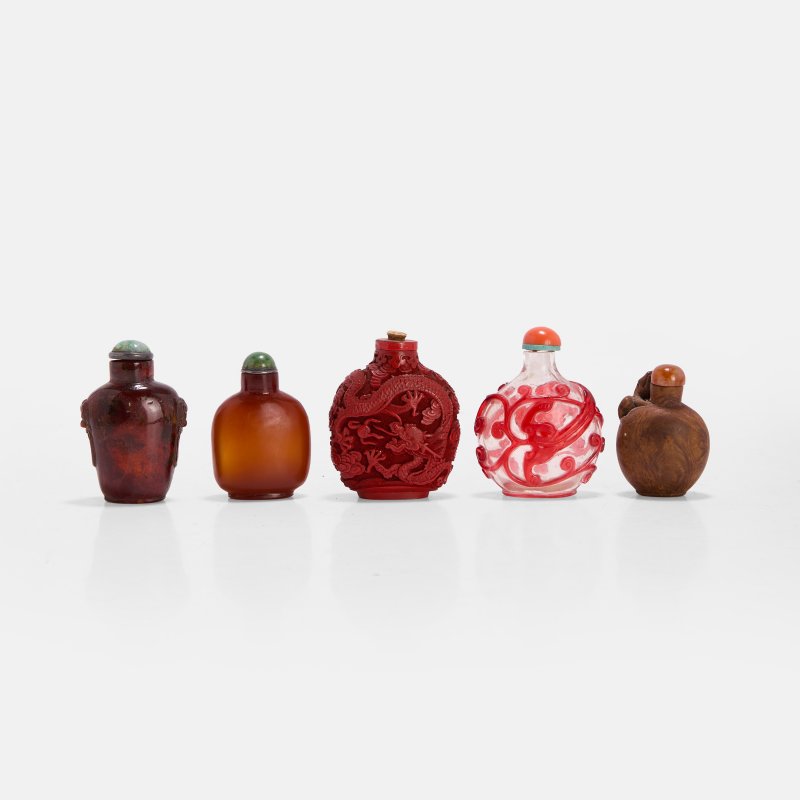 十九至二十世纪 鼻烟壶 一组五件 | A collection of five Chinese snuff bottles 19th-20th century, comprising:
a cinnabar lacquer example