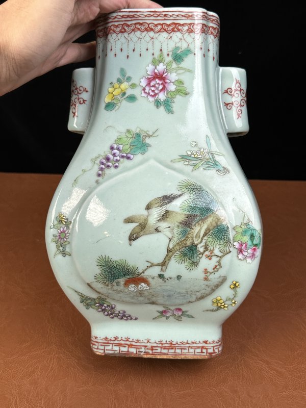 清光绪 豆青釉粉彩开光花鸟贯耳瓶 - 图5