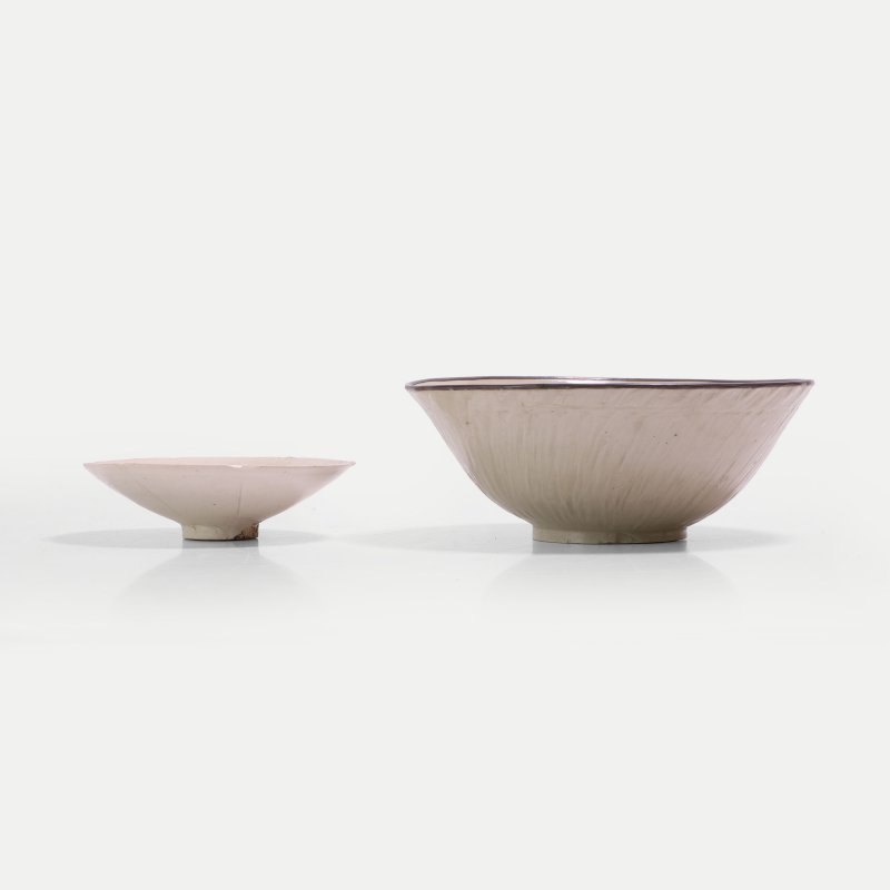 辽 定窑碗 一组两件 | Two Chinese Ding ware bowls Liao dynasty (907-1125), comprising:
one lobed - 图2