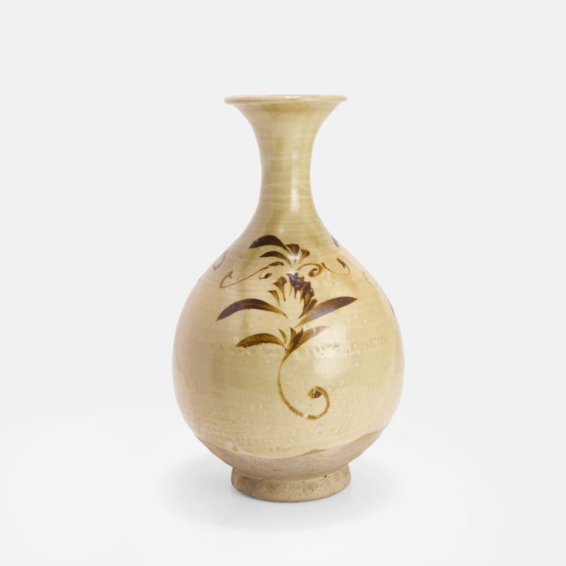 金至元 白釉褐彩折枝花卉纹瓶 | A Chinese Cizhou ware vase Jin to Yuan dynasties, the pear-shaped body rising from a circular foot to a waisted neck and a flared rim - 图2