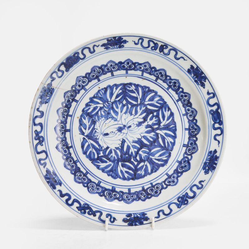 明晚期 青花菊花纹盘 《大明隆庆年制》青花楷书款 | A Chinese blue and white plate late Ming dynasty, of circular form - 图2