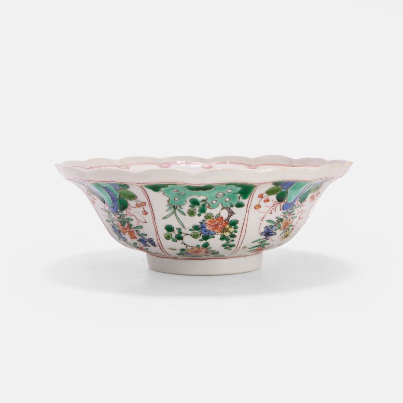 清康熙 五彩开光洞石花卉纹花口碗 | A Chinese wucai bowl Kangxi (1662-1722), of lobed form - 图2