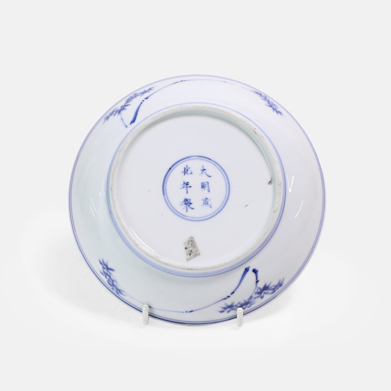 清康熙 青花婴戏图碟 《大明成化年制》青花楷书款 | A Chinese blue and white dish Kangxi (1662-1722), of circular form - 图2