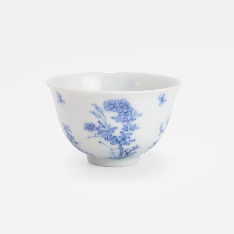清康熙 青花虫草图杯 《大明成化年制》青花楷书款 | A Chinese blue and white teacup Kangxi (1662-1722), the rounded sides rising from a circular foot to a flared rim - 图2
