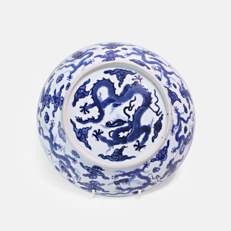 清十八世纪早期 青花云龙纹碟 | A Chinese blue and white dish early 18th century, in the Xuande style