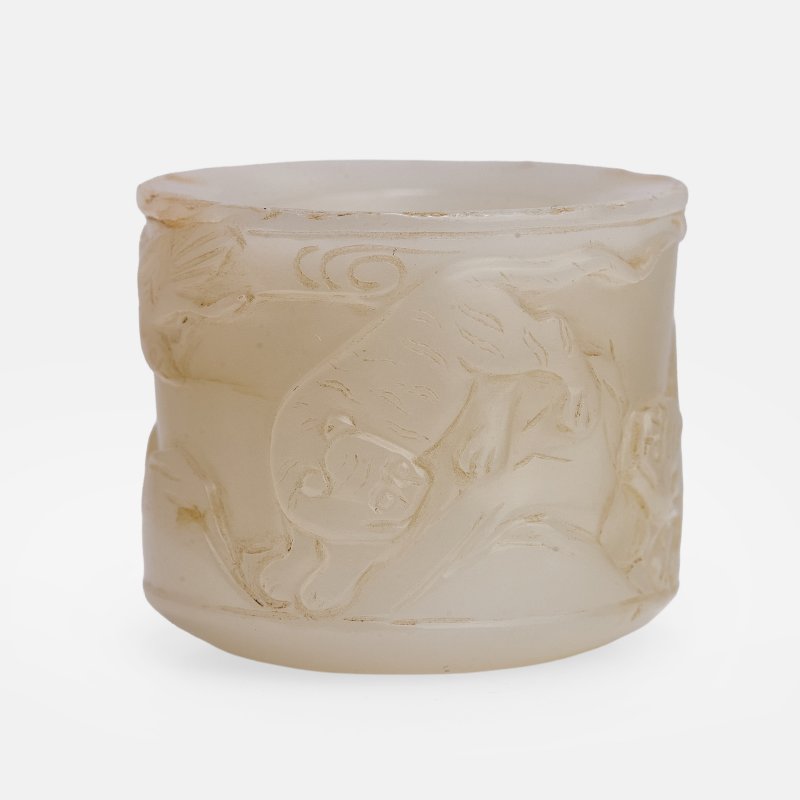 清 白玉欢天喜地图扳指 | A Chinese jade archer's ring Qing dynasty (1644-1911), of cylindrical form - 图2