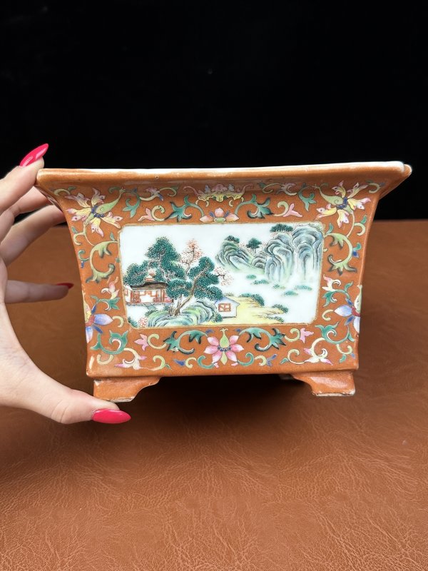 清乾隆 珊瑚红地宝相花开窗山水四方花盆一对 - 图16