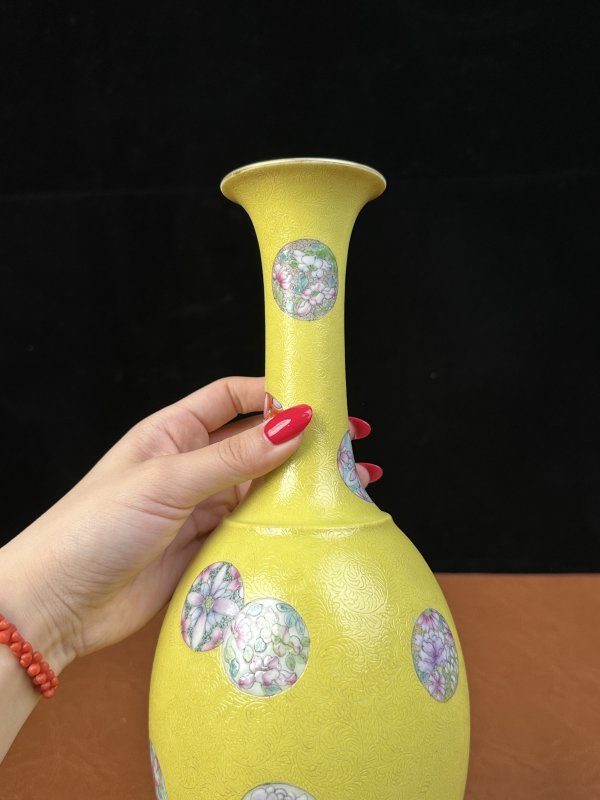 民国 黄地轧道粉彩皮球花橄榄瓶 - 图5