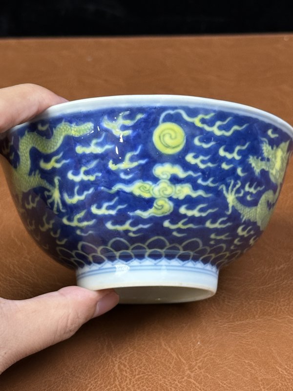 清乾隆 青花地黄彩龙纹碗 - 图9