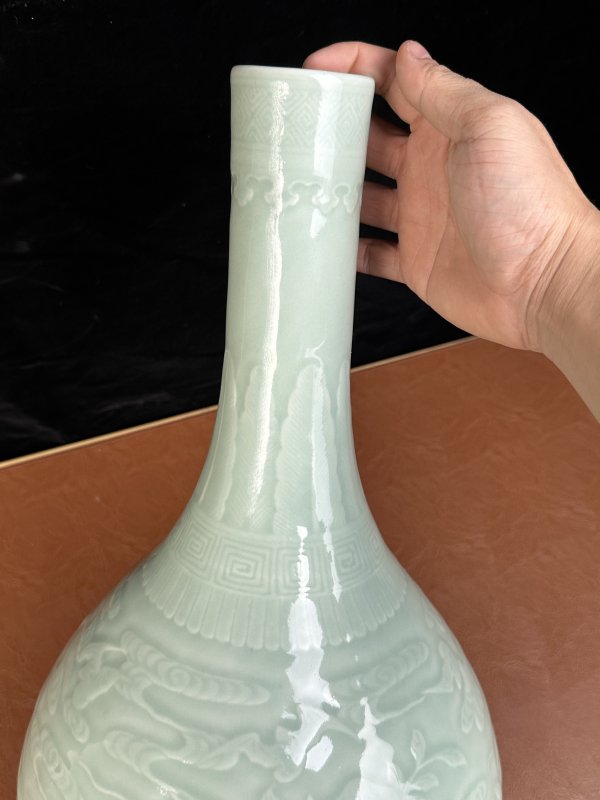 清乾隆 粉青釉模印云蝠纹胆瓶 - 图10