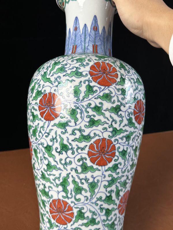 清晚期 斗彩缠枝花卉观音瓶 - 图6