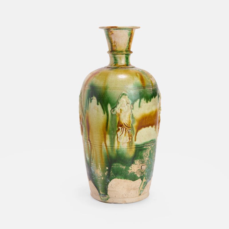 唐 三彩胡人乐舞瓶 | A Chinese sancai-glazed vase Tang dynasty (618-907), the tapering body rising to a tall rounded shoulder with an everted rim - 图2
