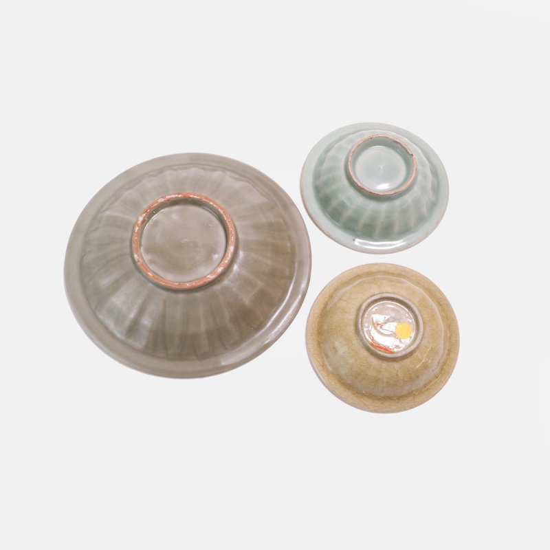 宋 龙泉窑青釉双鱼纹盘 一组三件 | Three Chinese Longquan celadon-glazed dishes Song dynasty (960-1279), each with shallow rounded sides rising to a broad flat rim - 图3