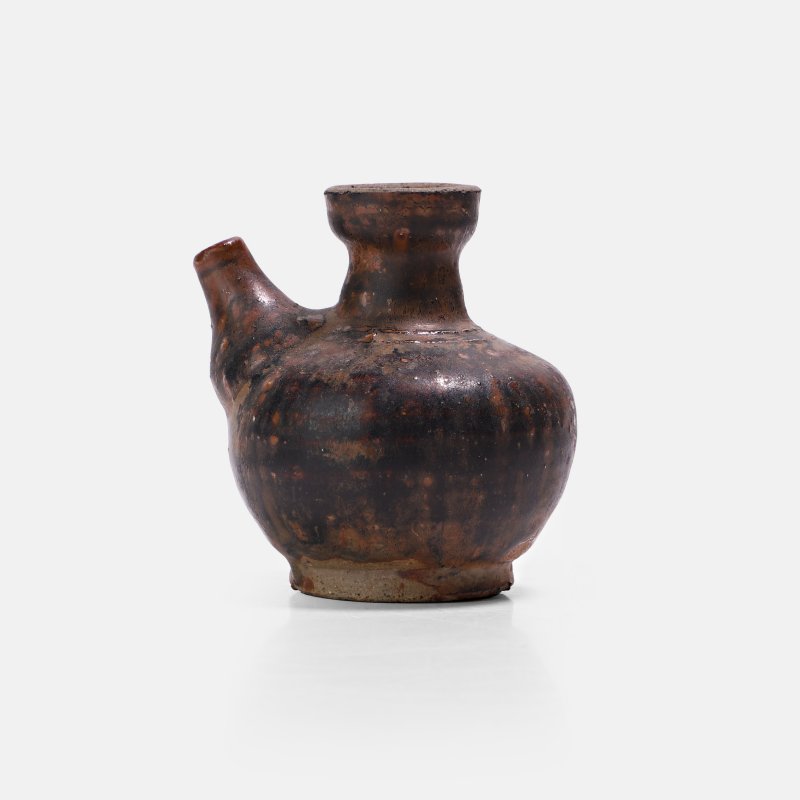 南宋 酱釉军持及花口碟 一组两件 | Two Chinese brown-glazed stoneware Southern Song dynasty (1127-1279), comprising a kendi ewer and a lobed dish - 图2