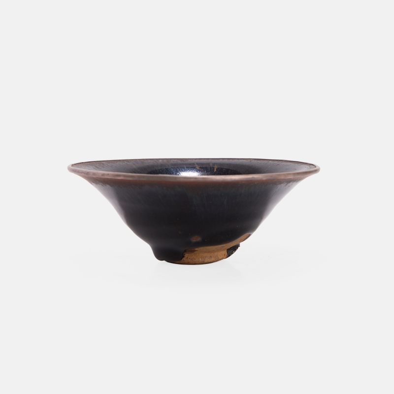 南宋 建窑兔毫茶盏 | A Chinese Jian ware tea bowl Southern Song dynasty (1127-1279), the conical body rising from a circular foot to an everted rim mounted with silver - 图2