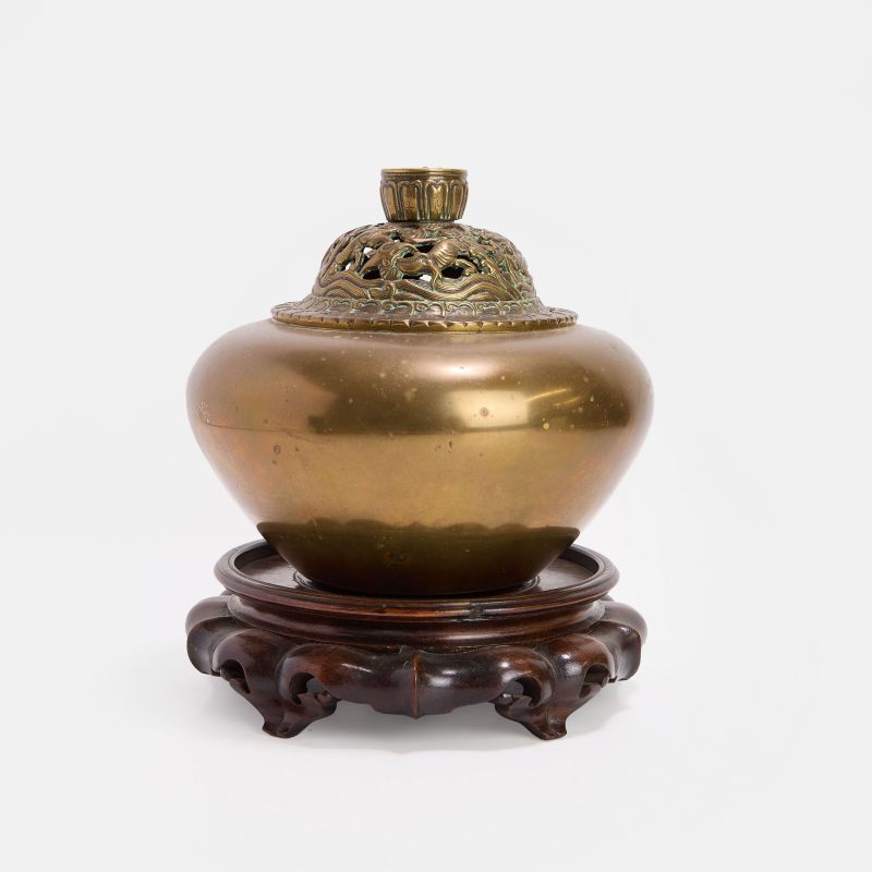 清 铜连盖钵式炉 《宣德年制》篆书模款 | A Chinese bronze incense burner Qing dynasty (1644-1911), the tapering body rising to a flat broad shoulder - 图2