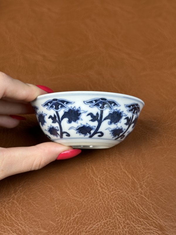 清宣统 青花缠枝花卉纹卧足杯一对 - 图8