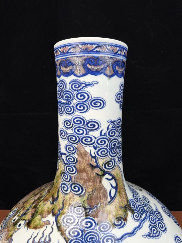 清中期 青花釉里红云龙纹天球瓶 - 图7