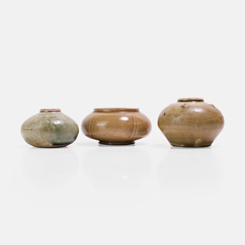 宋 青釉罐 一组三件 | Three Chinese celadon-glazed stoneware jarlets Song dynasty (960-1279), all of compressed globular form - 图2