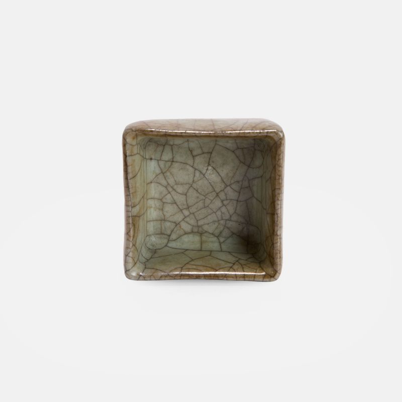 清十八世纪 仿哥釉方笔洗 | A Chinese Ge-type brush washer 18th century, of square form