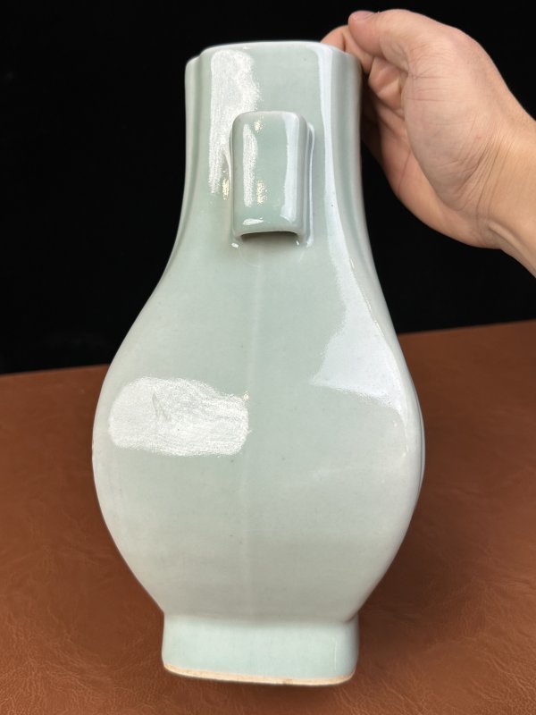 清光绪 粉青釉杏圆贯耳瓶 - 图6