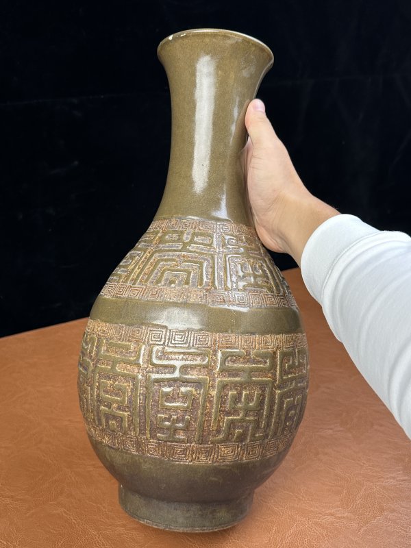 清中期 茶叶末釉露胎夔龙纹胆瓶 - 图4