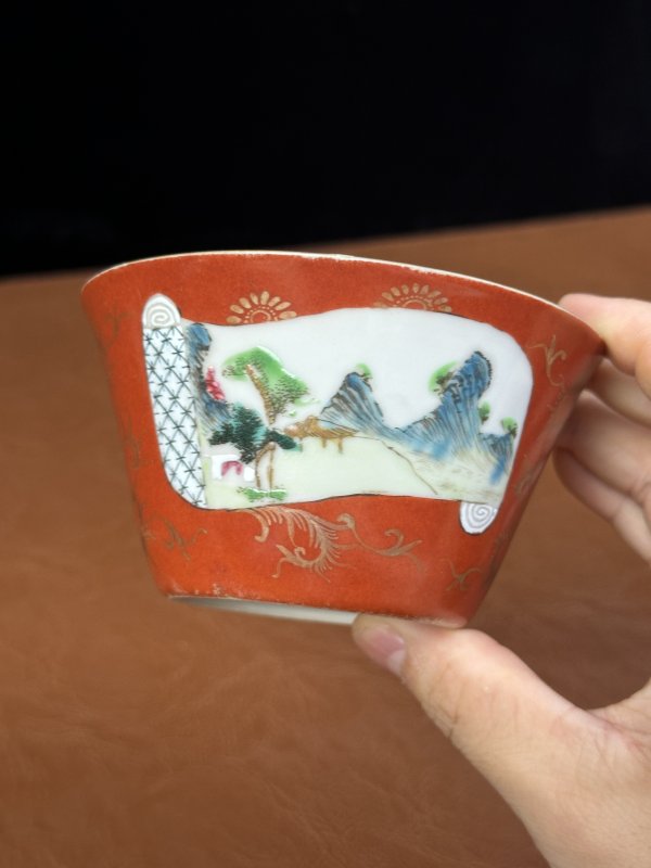 清乾隆 珊瑚红描金开窗马蹄杯 - 图2