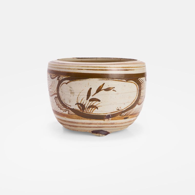 南宋至元 吉州窑白釉褐彩芦苇水波纹三足香炉 | A Chinese Jizhou ware incense burner Southern Song to Yuan dynasties, the rounded cylindrical body supported on three spreading stud feet - 图3