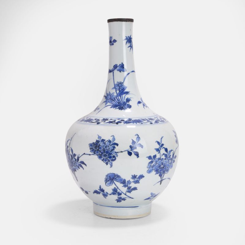 明崇祯 青花开光麒麟纹瓶 | A Chinese blue and white bottle vase Chongzhen (1628-1644), the rounded sides rising from a circular foot to a cylindrical neck