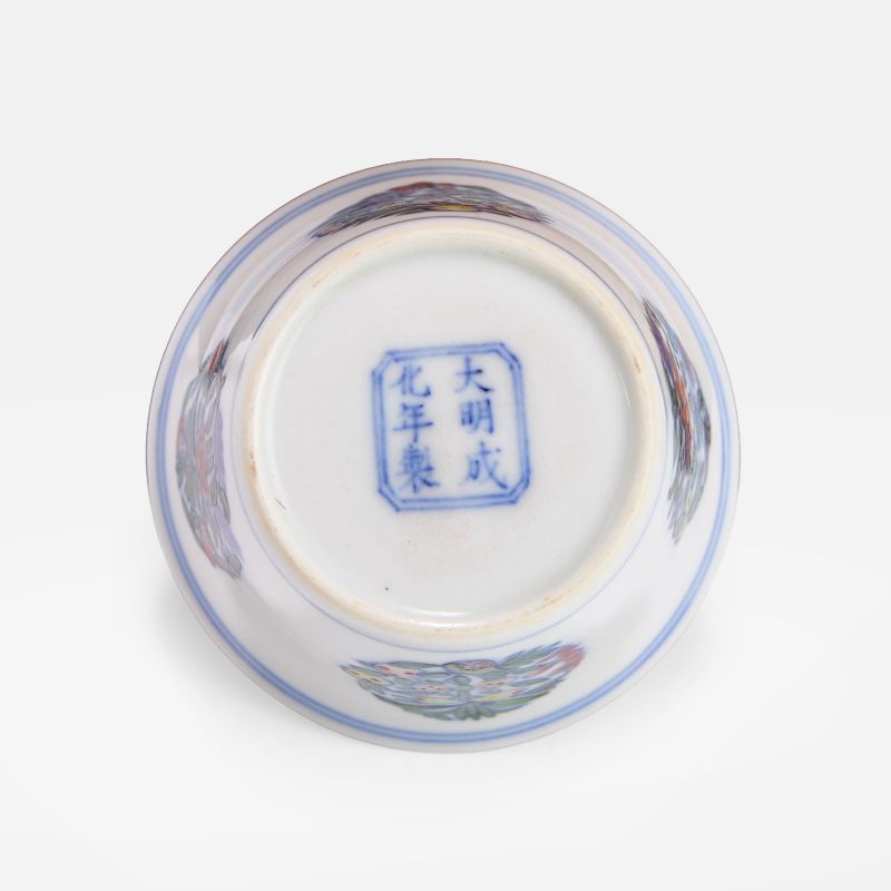 清 斗彩团花纹杯 《大明成化年制》青花楷书款 | A Chinese doucai teacup Qing dynasty (1644-1911), of tapering form with a flared rim