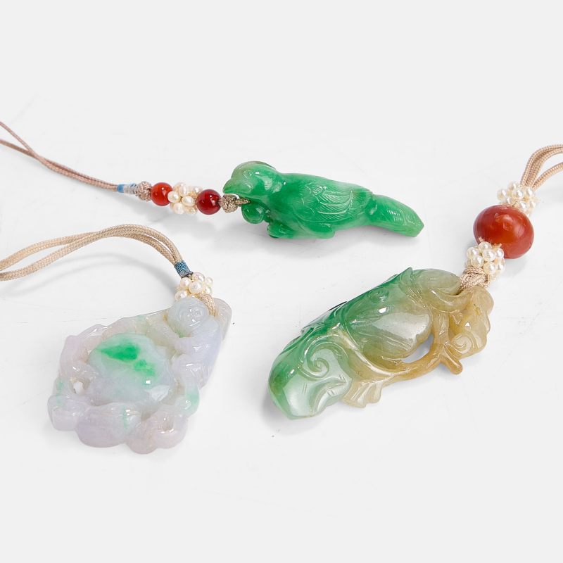 清 翡翠喜上眉梢珮、灵猴献寿珮、及宝鸭穿莲珮 一组三件 | Three Chinese jadeite pendants Qing dynasty (1644-1911), comprising:
one with a magpie holding a blossoming prunus branch in its beak - 图2
