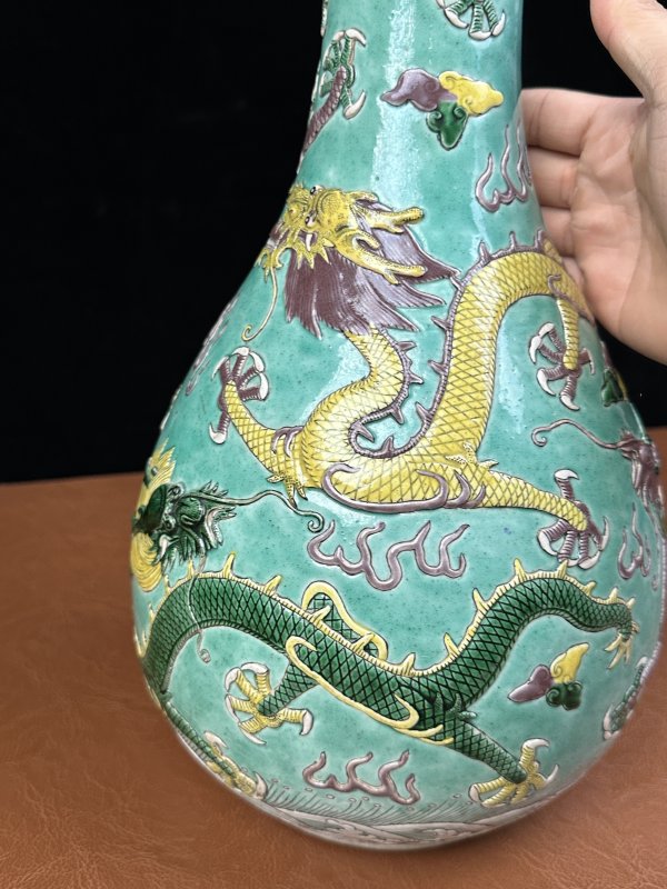 清晚期  素三彩贴塑云龙纹蒜头瓶 - 图8
