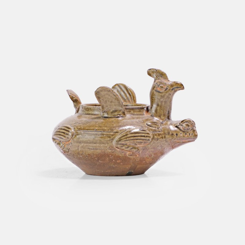 东晋 青釉水注 | A Chinese celadon-glazed water dropper Eastern Jin dynasty (317-420), in the shape of a toad carrying a cockerel on its back
11cm long
Provenance:
The Private Collection of Michael George Kuczynski (1941-2025)